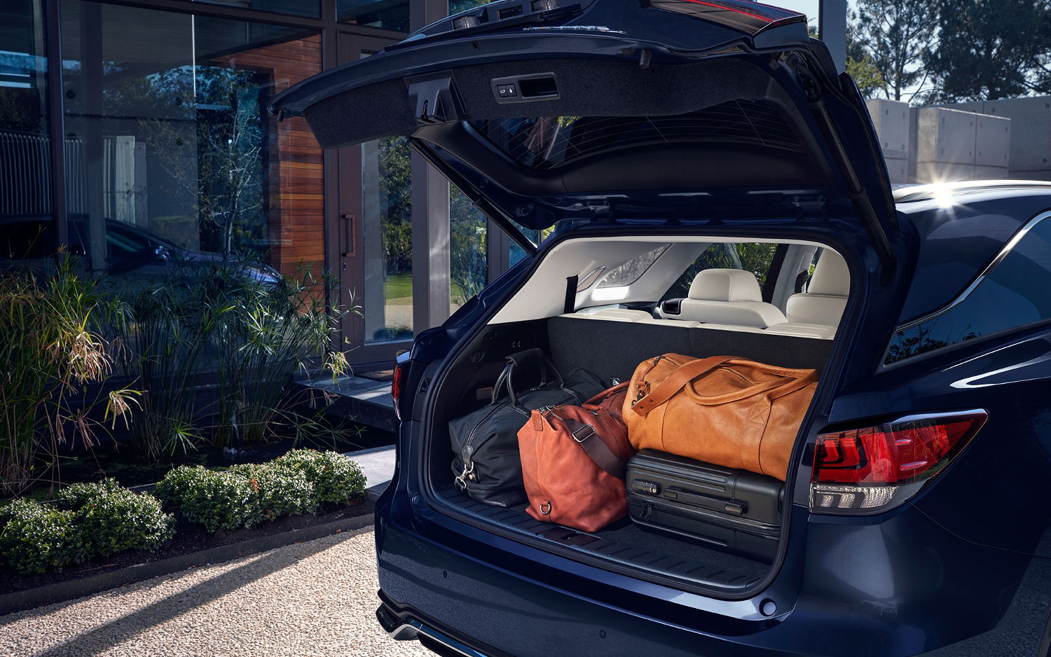 Comparison Cadillac XT6 Sport 2021 vs Lexus RX 450hL Luxury 2020